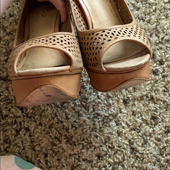 Aldo brown/tan heels - Picture 9 of 16